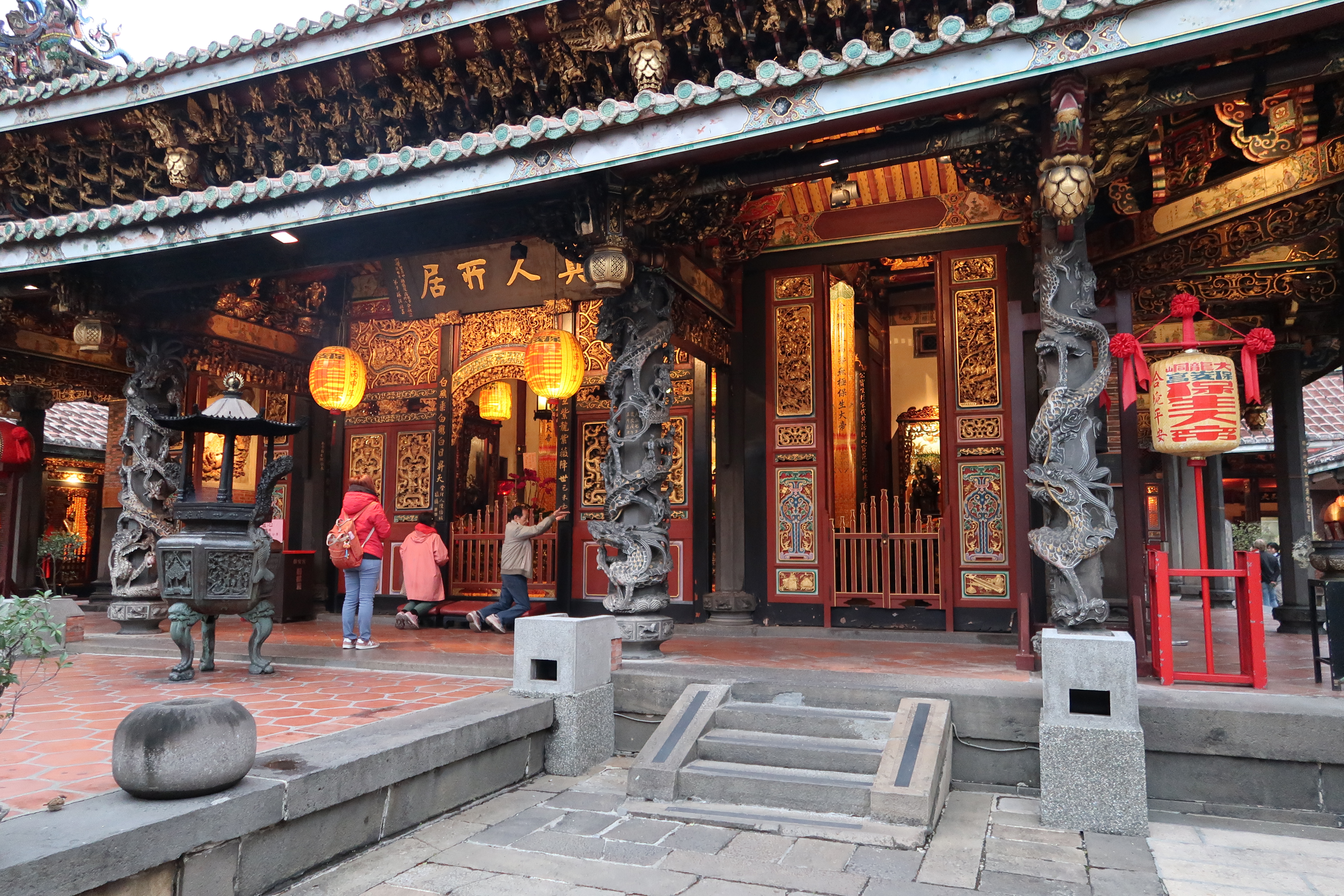Dalongdong Baoan Tempel mit Betenden
