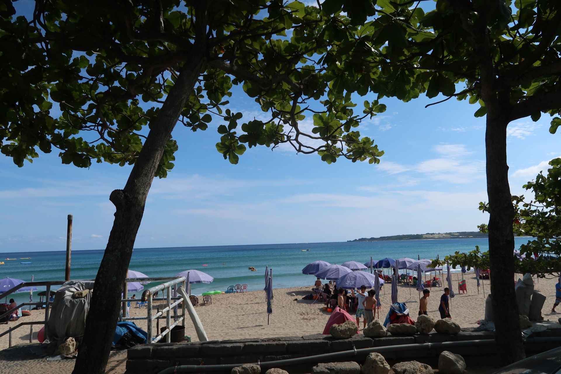 Strand von Nanwan mit Sonnenschirmen