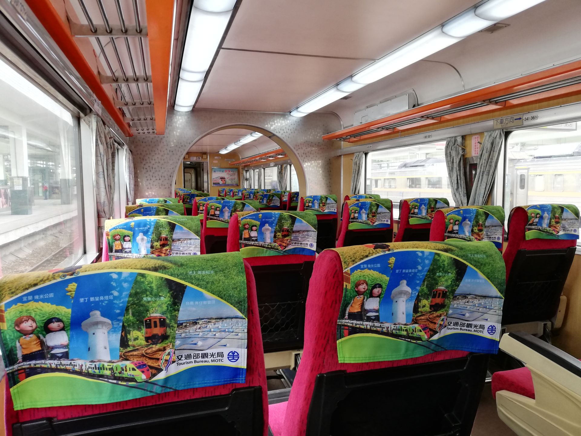 Leeres Zugabteil mit viel Platz