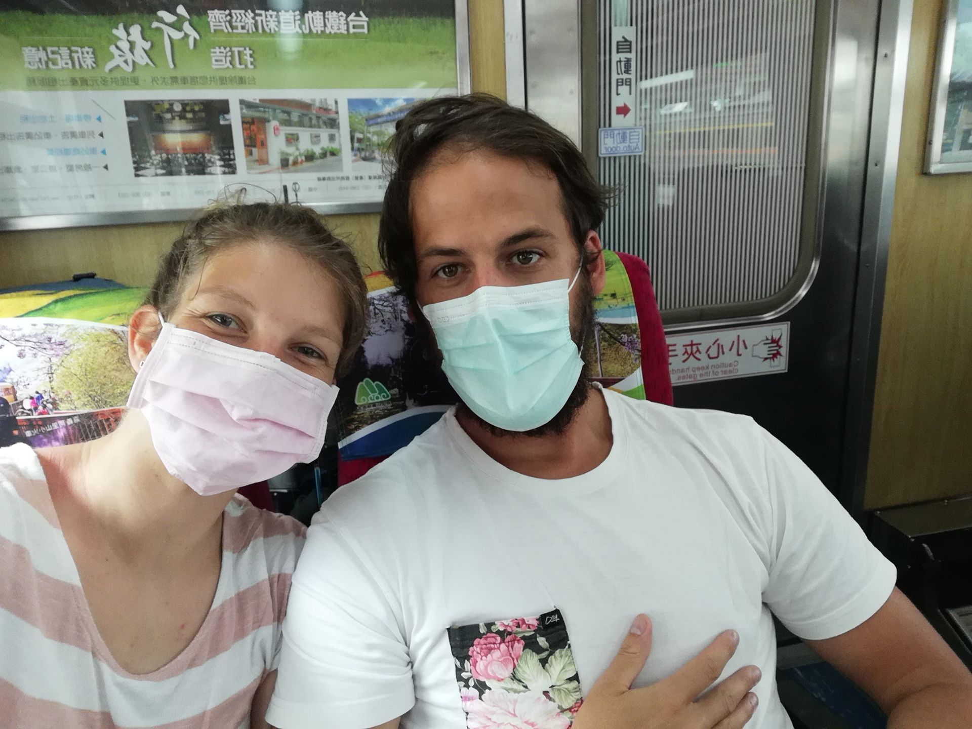 Remo und Julia mit Masken im Zug