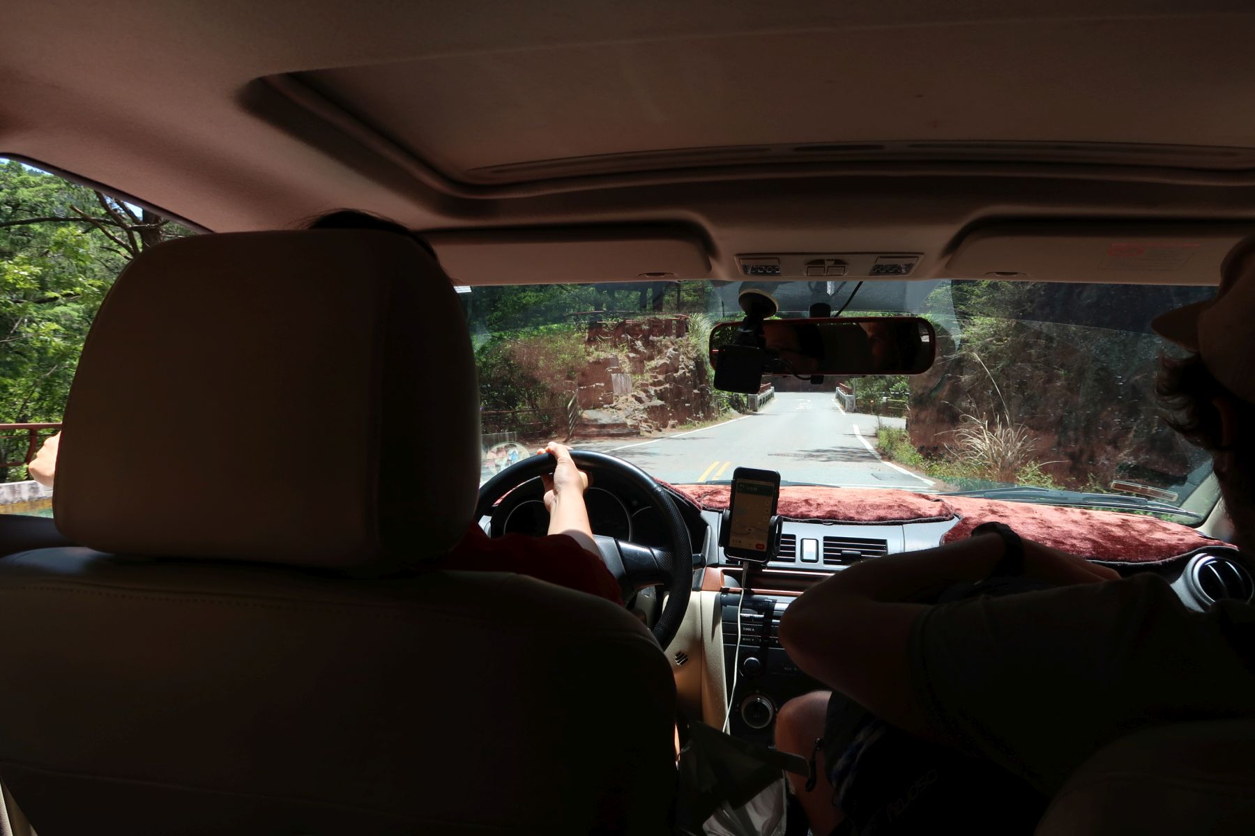 Foto vom Rücksitz eines Autos