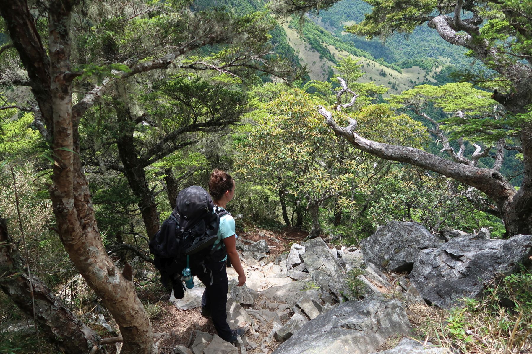 Frau auf steilem Wanderweg