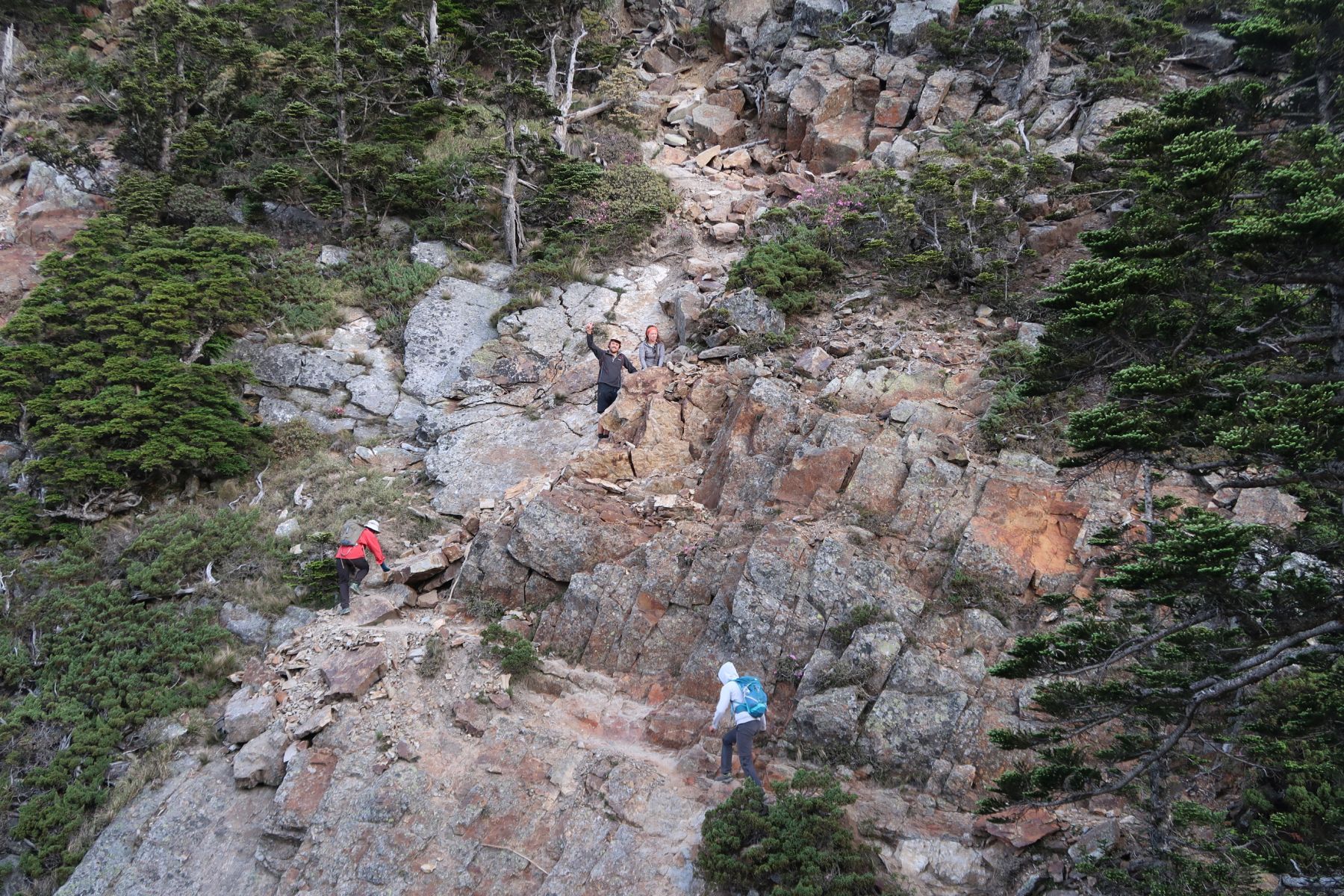 Wanderer auf felsigem Wanderweg