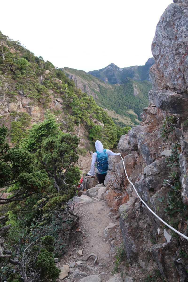 Wanderer beim steilen Abstieg