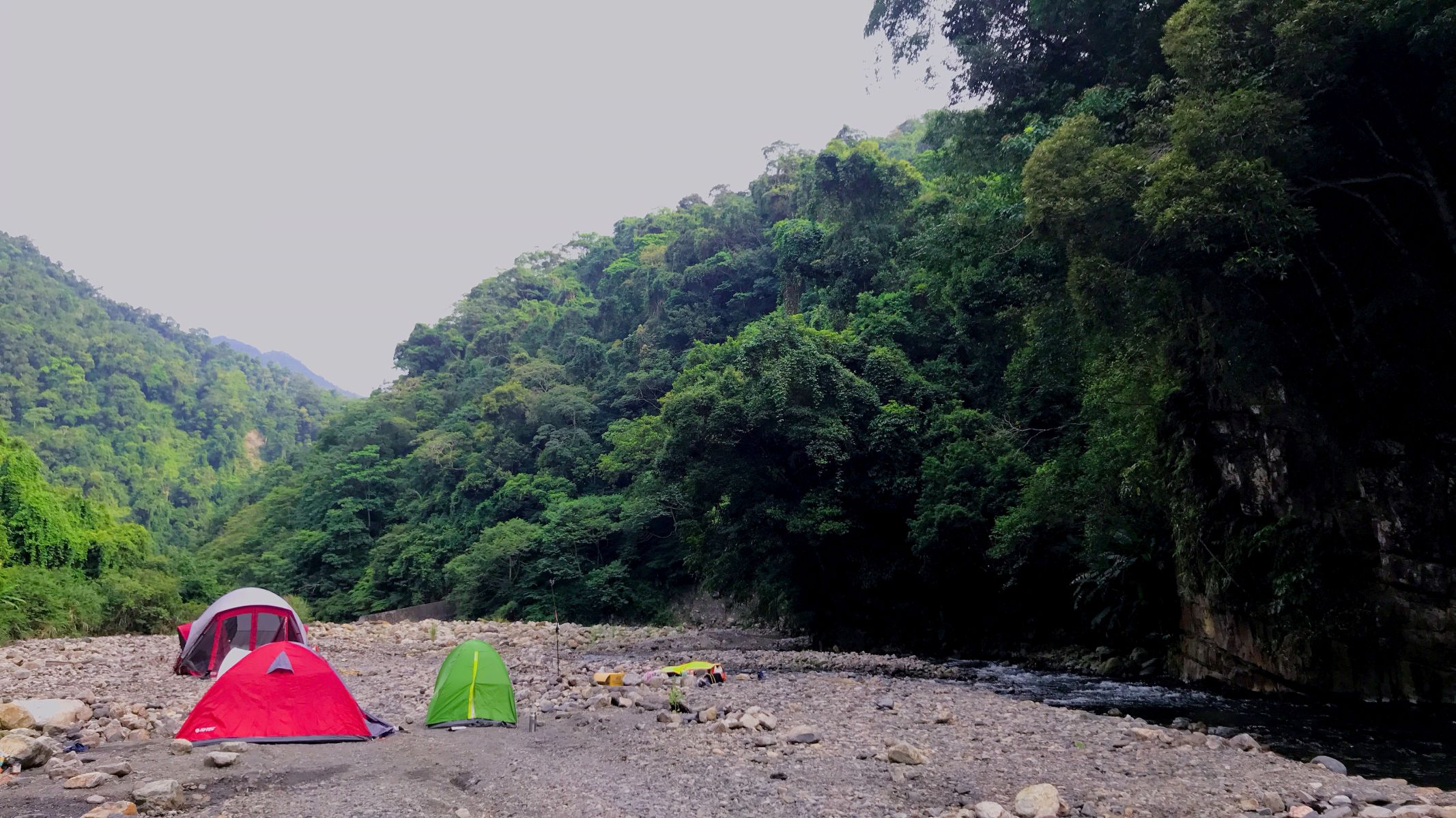 Zeltplatz am Flussbett