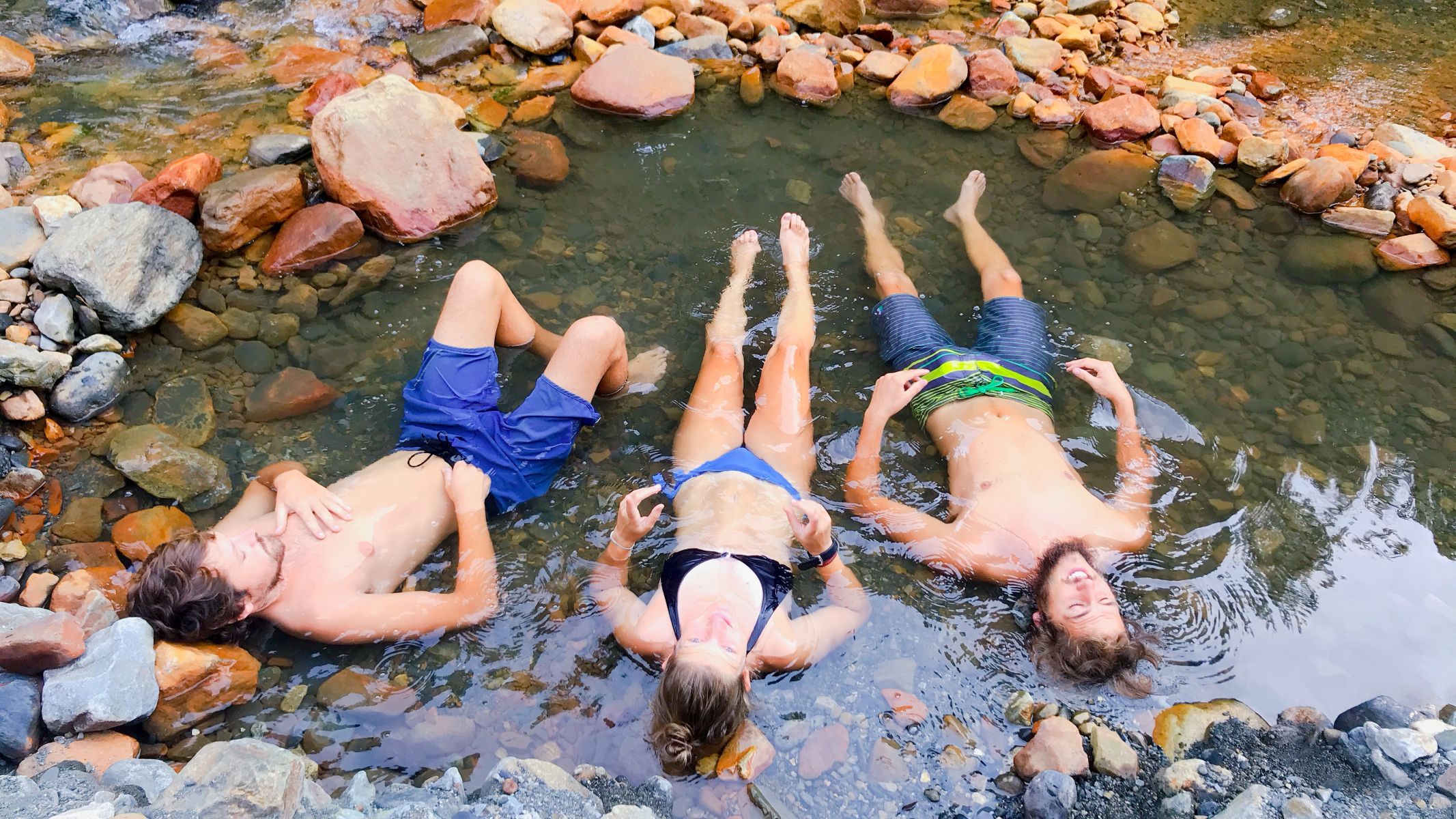 3 Personen im natürlichen Pool