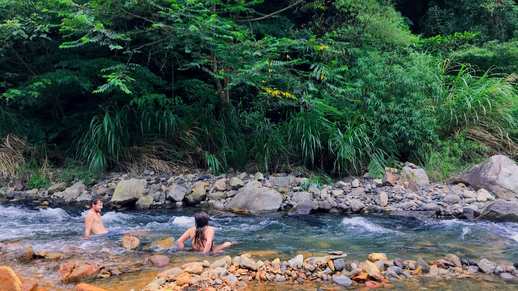 Zwei Personen im kalten Fluss