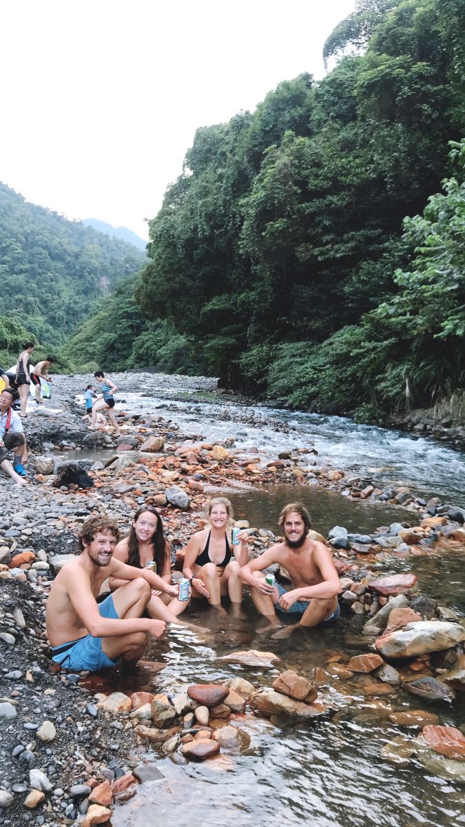 4 Freunde im natürlichen Pool