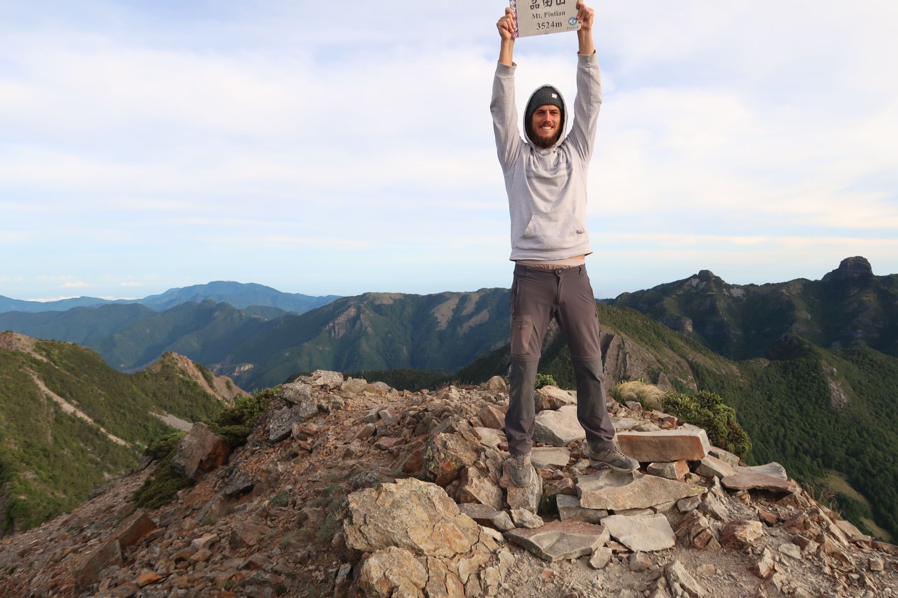 Triumphierender Wanderer auf Berggipfel