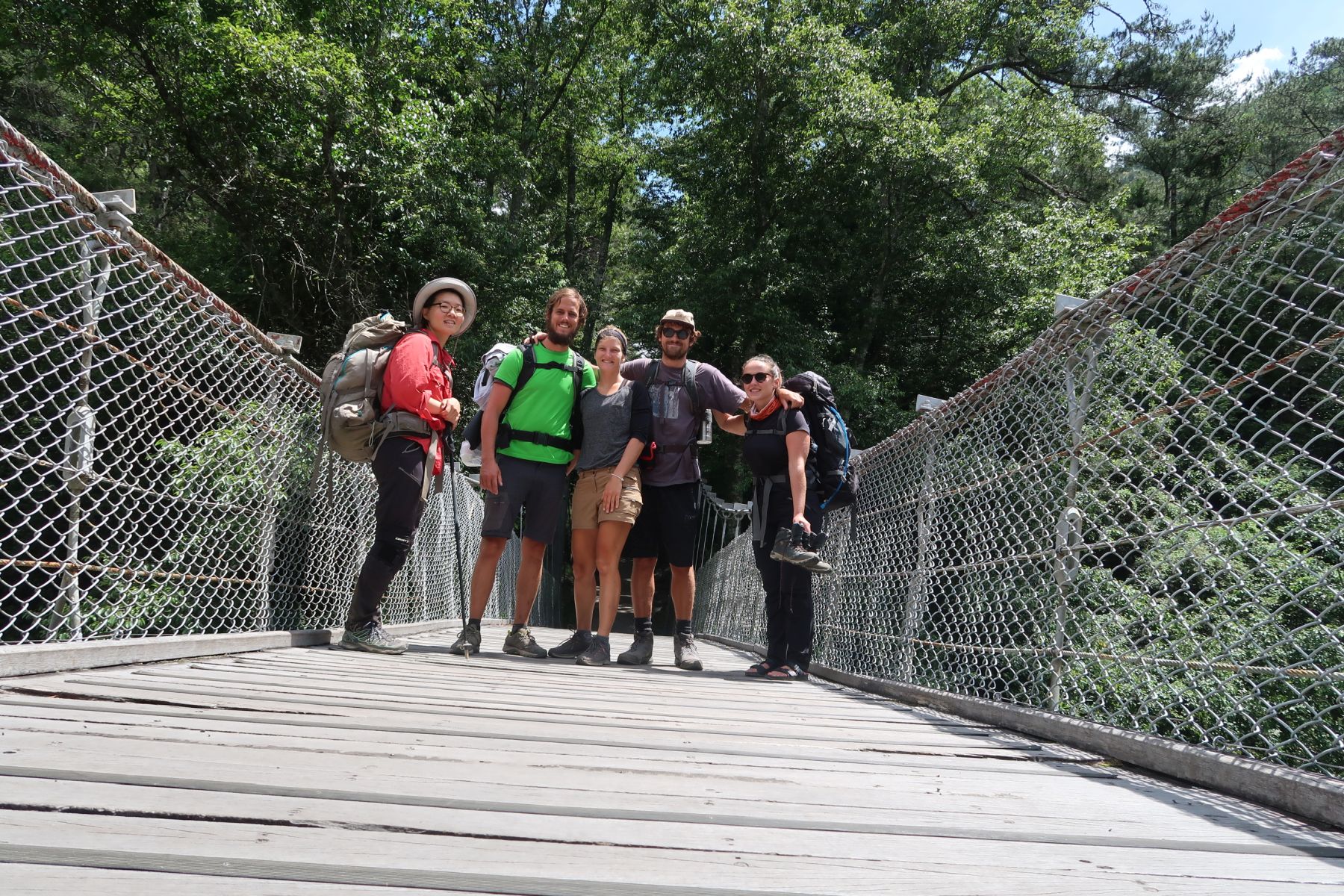 Wandergruppe auf einer Brücke