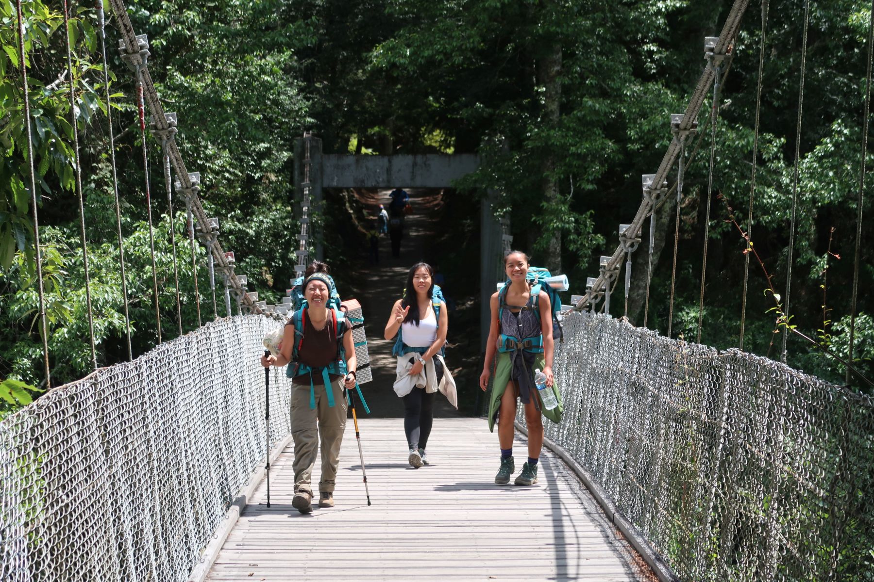 3 Wanderer auf einer Brücke