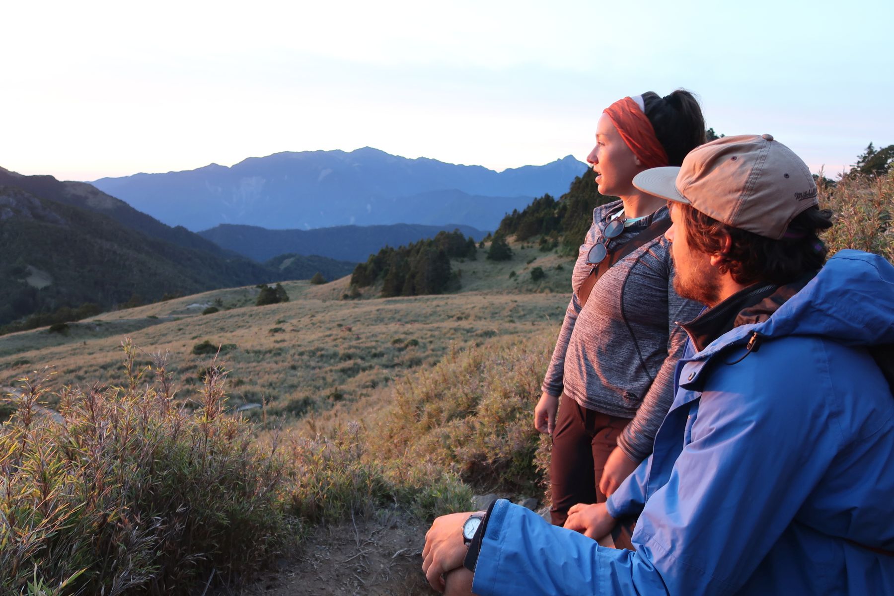 Wanderer geniessen die ersten Sonnestrahlen