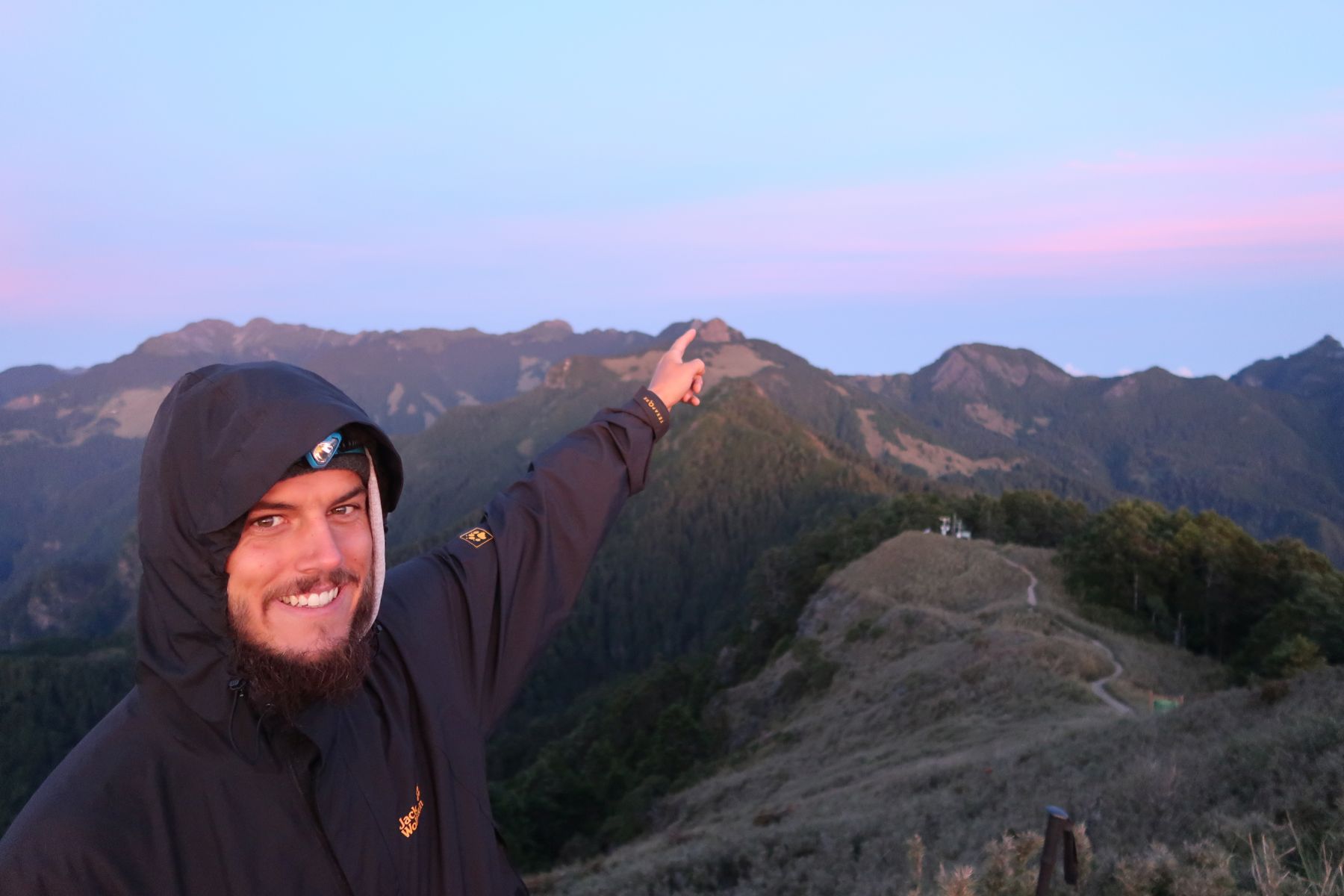 Wanderer zeigt auf Bergspitze