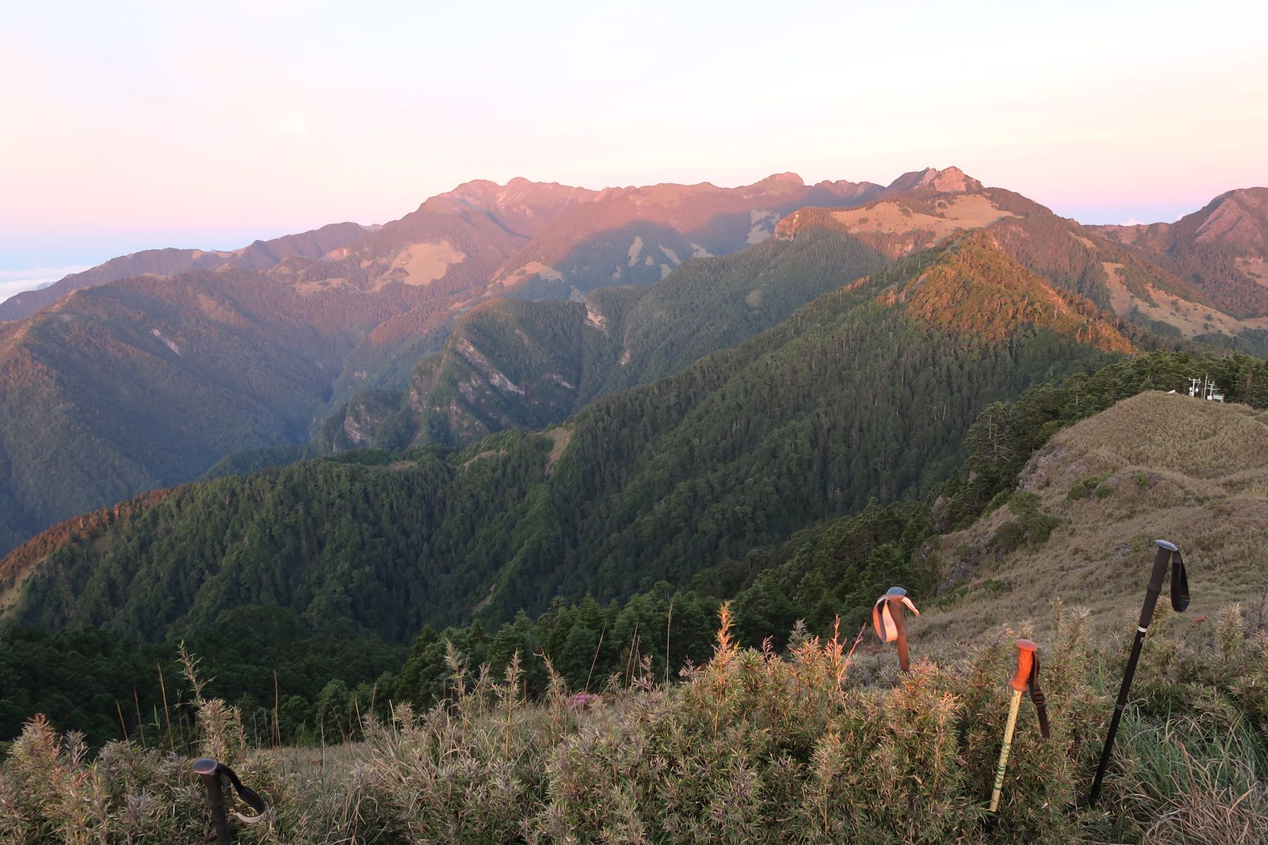 Wanderstöcke und Aussicht auf Berglandschaft