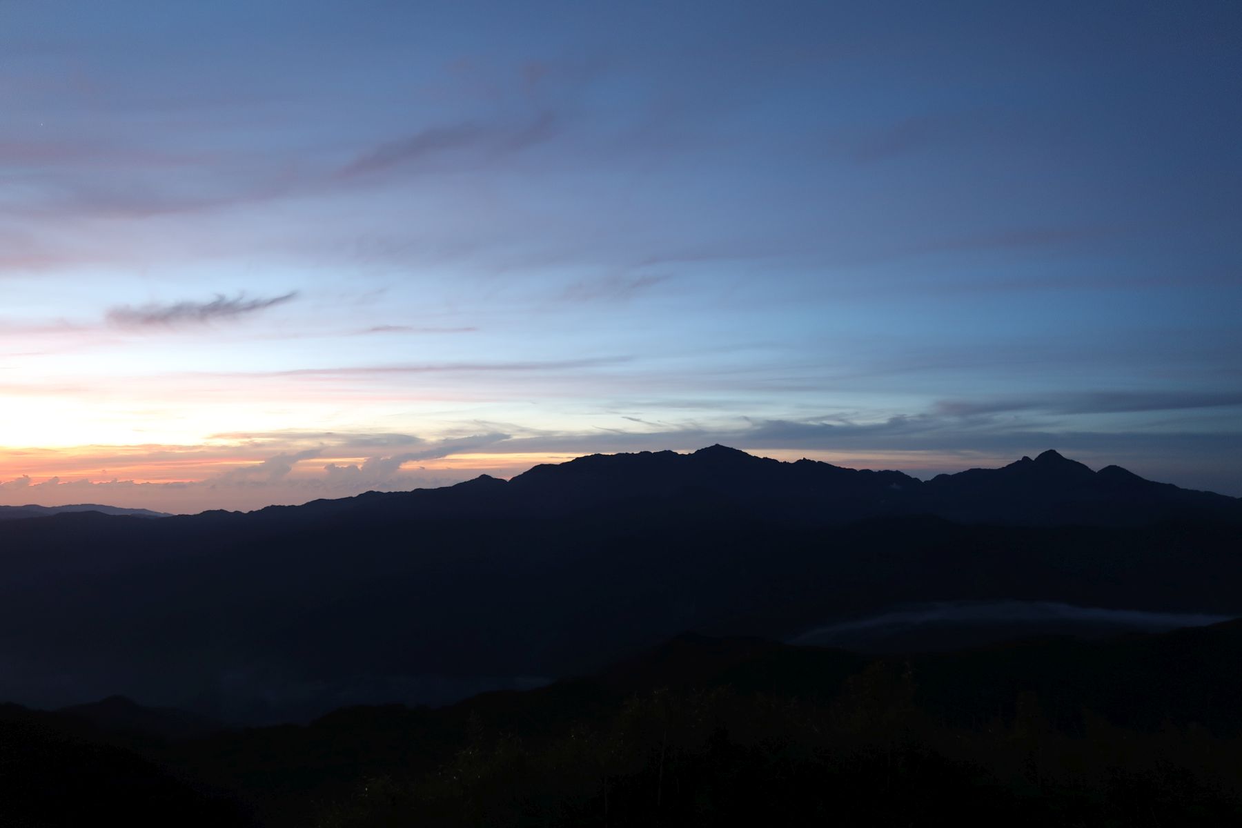 Silhouette einer Bergkette bei Sonnenaufgang