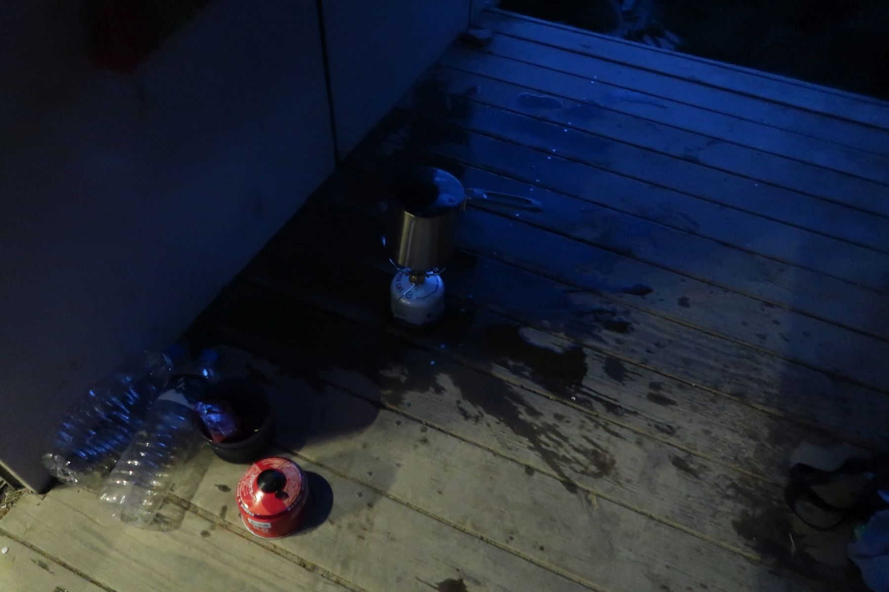 Ausgekipptes Wasser auf dem Boden