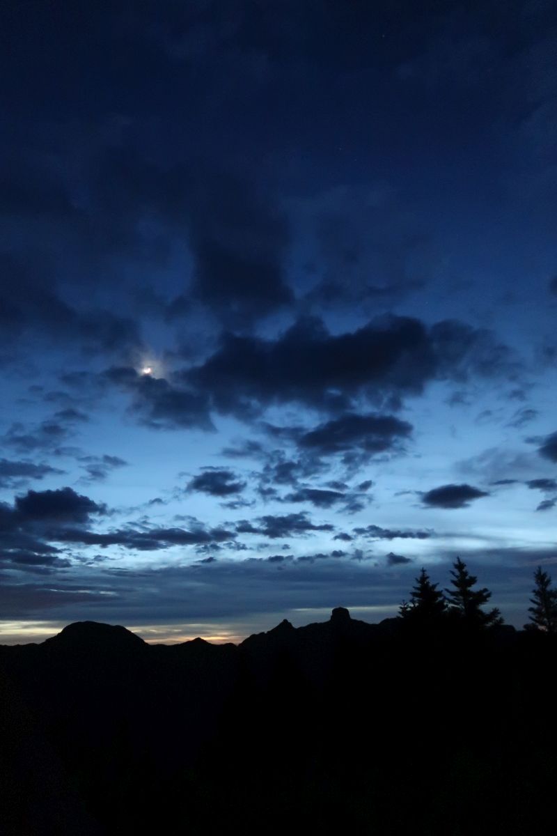 Wolkenhimmel bei Dämmerung